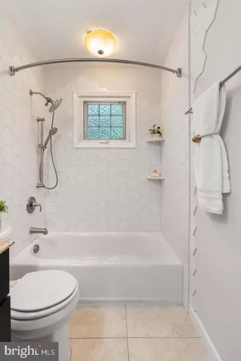 Bath - 9202 Setter Pl, Springfield, VA 22153 photo 5 of 5