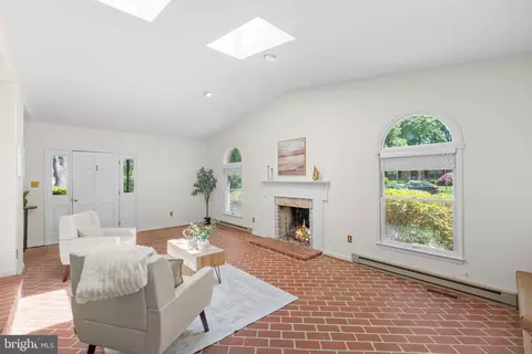 Living - 6604 Grey Fox Dr, Springfield, VA 22152 photo 4 of 10
