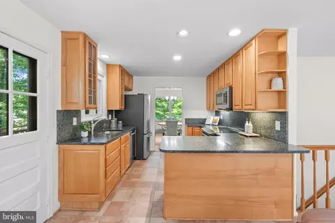 Kitchen - 6604 Grey Fox Dr, Springfield, VA 22152 photo 4 of 4
