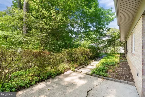 Exterior - 6604 Grey Fox Dr, Springfield, VA 22152 photo 8 of 9