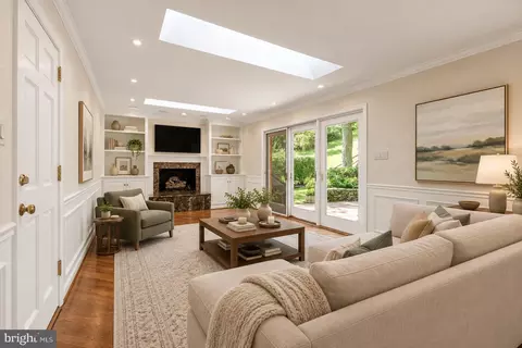 Living - 1604 East Ave, Mclean, VA 22101 photo 5 of 8