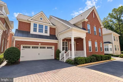 6933 Cove Inlet Ct, Fort Belvoir, VA 22060