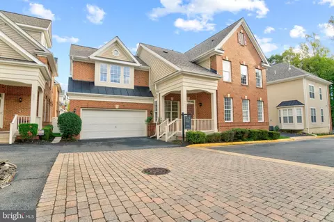 6933 Cove Inlet Ct, Fort Belvoir, VA 22060