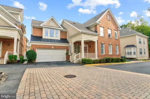 6933 Cove Inlet Ct, Fort Belvoir, VA 22060
