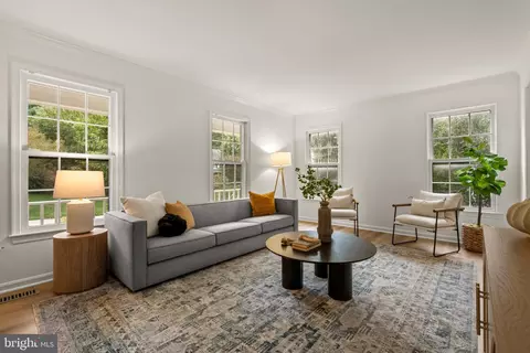 Living - 9065 Northedge Dr, Springfield, VA 22153 photo 3 of 8
