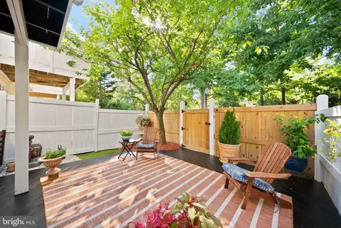 Exterior - 12091 Edgemere Cir, Reston, VA 20190 photo 7 of 10
