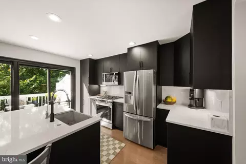 Kitchen - 12091 Edgemere Cir, Reston, VA 20190 photo 7 of 8