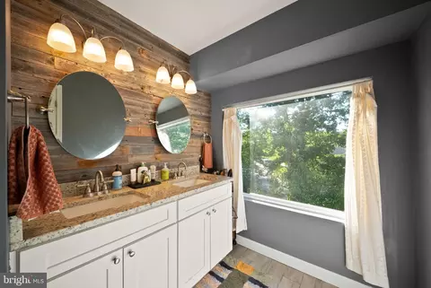 Bath - 12091 Edgemere Cir, Reston, VA 20190 photo 2 of 6