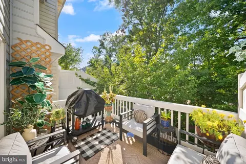 Exterior - 12091 Edgemere Cir, Reston, VA 20190 photo 2 of 10