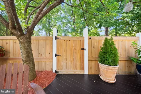 Exterior - 12091 Edgemere Cir, Reston, VA 20190 photo 8 of 10
