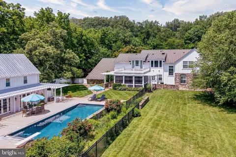 Exterior - 8133 Georgetown Pike, Mclean, VA 22102 photo 13 of 21