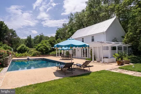 Exterior - 8133 Georgetown Pike, Mclean, VA 22102 photo 16 of 21
