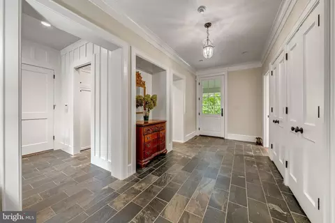 Entry Way - 8133 Georgetown Pike, Mclean, VA 22102 photo 5 of 12
