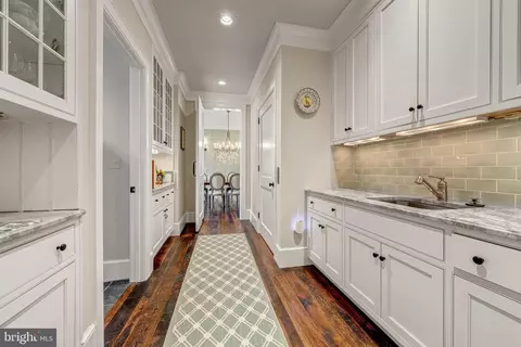 Entry Way - 8133 Georgetown Pike, Mclean, VA 22102 photo 4 of 12