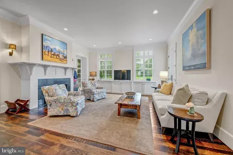 Living - 8133 Georgetown Pike, Mclean, VA 22102 photo 5 of 7