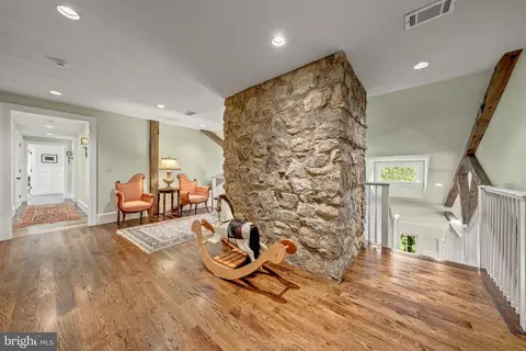 Entry Way - 8133 Georgetown Pike, Mclean, VA 22102 photo 9 of 12