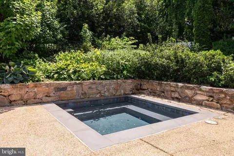 Exterior - 8133 Georgetown Pike, Mclean, VA 22102 photo 17 of 21