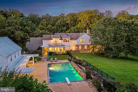 Exterior - 8133 Georgetown Pike, Mclean, VA 22102 photo 10 of 21