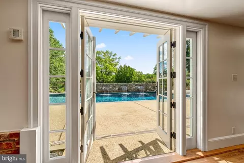Exterior - 8133 Georgetown Pike, Mclean, VA 22102 photo 8 of 21