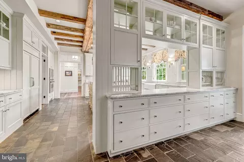 Entry Way - 8133 Georgetown Pike, Mclean, VA 22102 photo 3 of 12