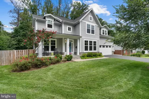7314 Hughes Ct, Falls Church, VA 22046