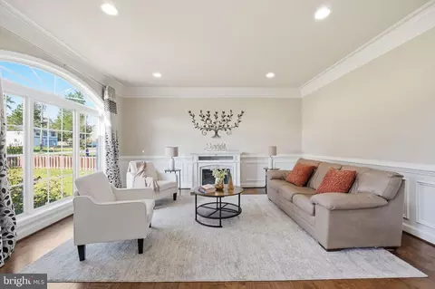 Living - 3917 Chantilly Rd, Chantilly, VA 20151 photo 1 of 4