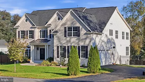 Exterior - 3917 Chantilly Rd, Chantilly, VA 20151 photo 6 of 9