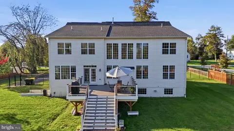 Exterior - 3917 Chantilly Rd, Chantilly, VA 20151 photo 7 of 9
