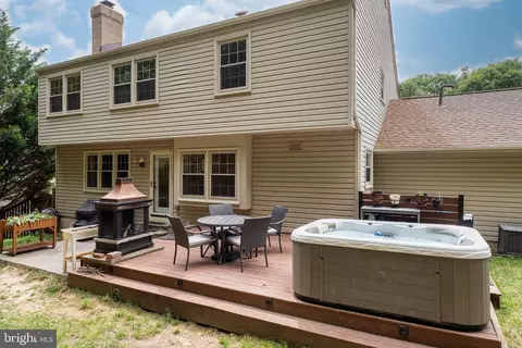 Exterior - 7409 Shady Palm Dr, Springfield, VA 22153 photo 2 of 5