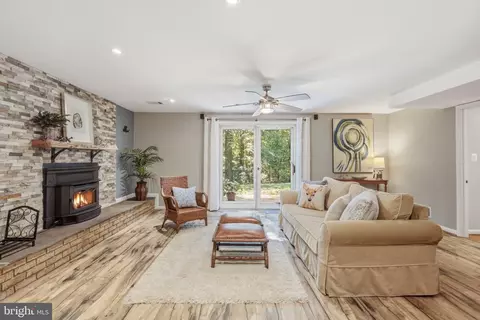 Living - 6424 Alloway Ct, Springfield, VA 22152 photo 3 of 3