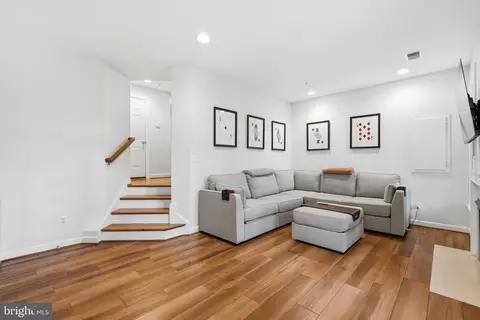 Living - 7717 Spoleto Ln, Mclean, VA 22102 photo 2 of 7