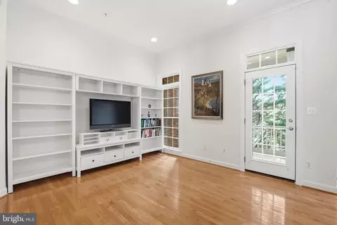 Living - 7717 Spoleto Ln, Mclean, VA 22102 photo 6 of 7