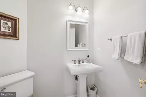 Bath - 7717 Spoleto Ln, Mclean, VA 22102 photo 2 of 6