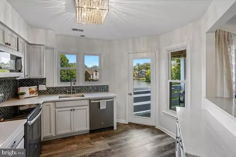7604 J Lakeside Village Dr, Falls Church, VA 22042