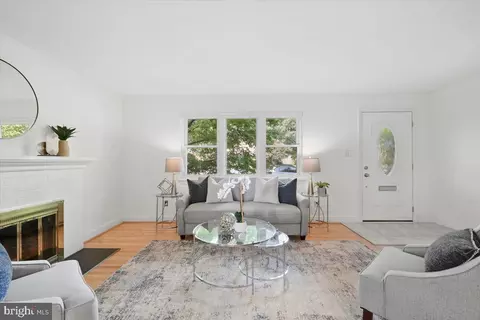 Living - 5911 Grayson St, Springfield, VA 22150 photo 2 of 4