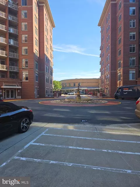 4480 Market Commons Dr #713, Fairfax, VA 22033