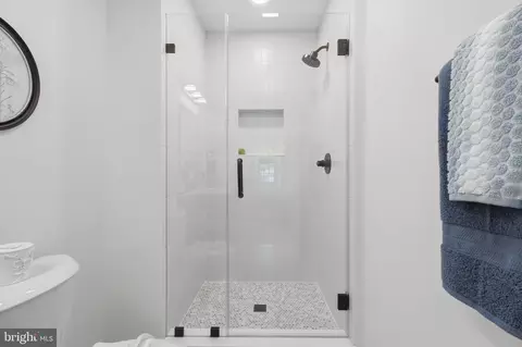 Bath - 6351 Buffie Ct, Burke, VA 22015 photo 2 of 4