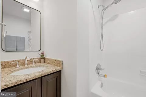 Bath - 6351 Buffie Ct, Burke, VA 22015 photo 3 of 4
