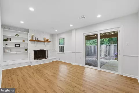Living - 6351 Buffie Ct, Burke, VA 22015 photo 4 of 4