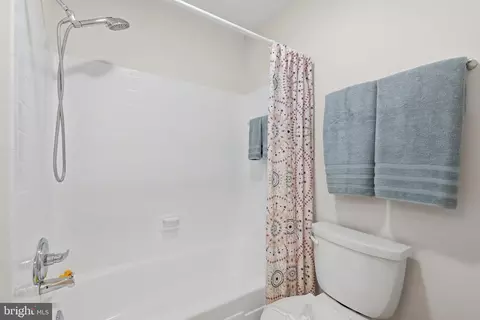 Bath - 6351 Buffie Ct, Burke, VA 22015 photo 4 of 4