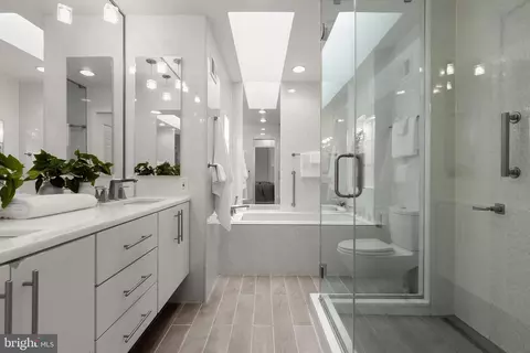Bath - 1558 Mclean Commons Ct, Mclean, VA 22101 photo 1 of 6
