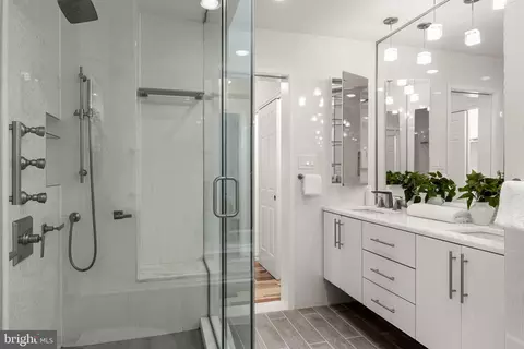 Bath - 1558 Mclean Commons Ct, Mclean, VA 22101 photo 3 of 6