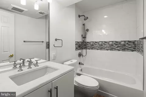 Bath - 1558 Mclean Commons Ct, Mclean, VA 22101 photo 6 of 6
