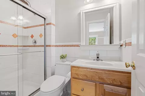 Bath - 1236 Tottenham Ct, Reston, VA 20194 photo 6 of 8