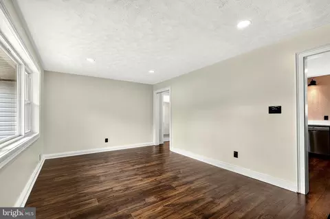 Living - 6705 Cabin John Rd, Springfield, VA 22150 photo 6 of 7