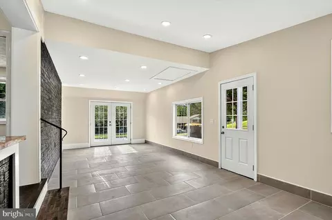 Living - 6705 Cabin John Rd, Springfield, VA 22150 photo 5 of 7