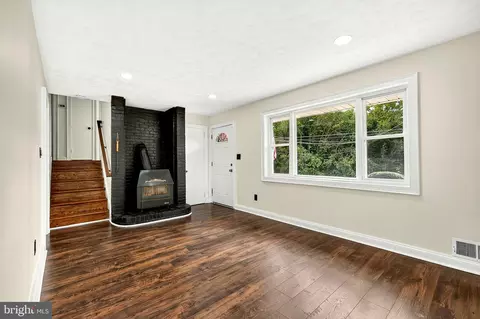 Living - 6705 Cabin John Rd, Springfield, VA 22150 photo 2 of 7