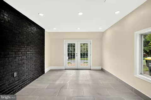 Living - 6705 Cabin John Rd, Springfield, VA 22150 photo 3 of 7