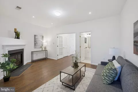 Living - 4118 River Forth Dr, Fairfax, VA 22030 photo 2 of 5