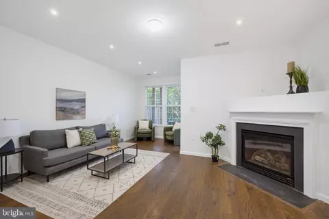 Living - 4118 River Forth Dr, Fairfax, VA 22030 photo 3 of 5
